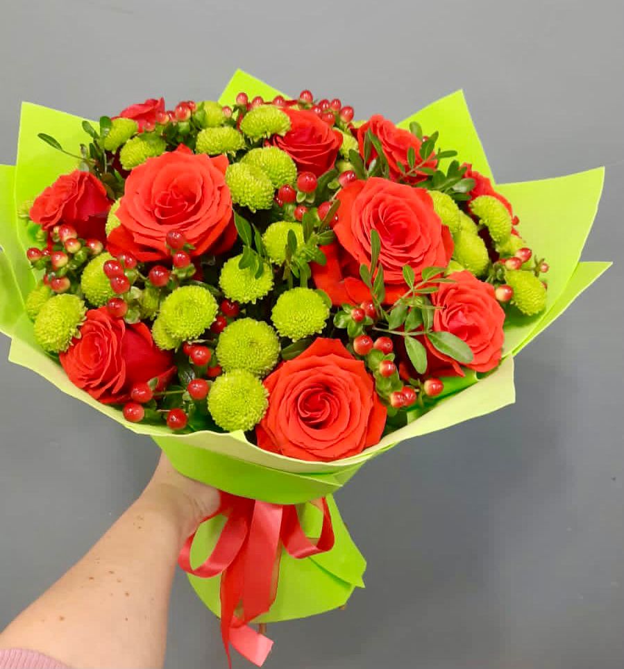 Букет цветов из: Хризантемы и Розы в Оранжереях