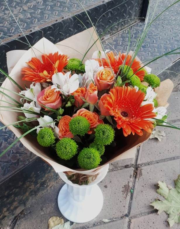 Букет цветов из: Герберы, Хризантемы, Альстромерии и Розы в Оранжереях