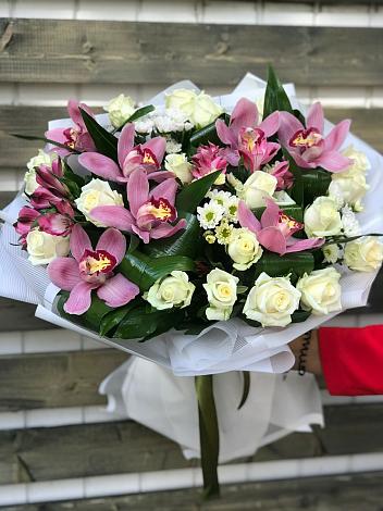 Букет цветов из: Розы и Хризантемы в Оранжереях