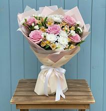 Букет цветов из:  Гвоздики, Орхидеи и Розы в Оранжереях