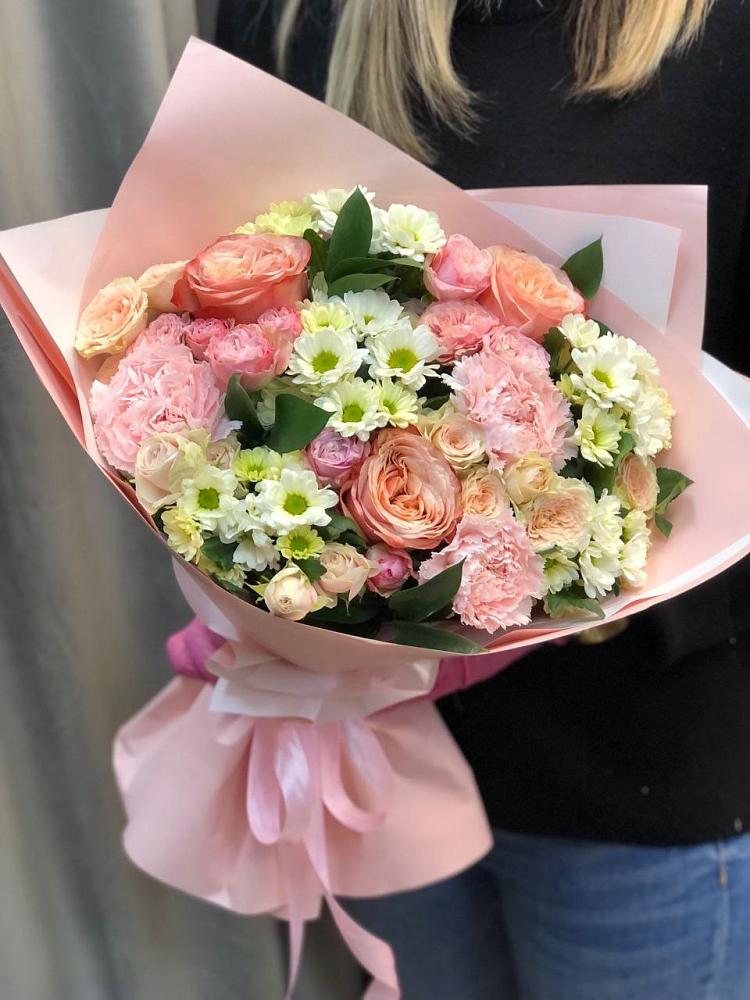 Букет цветов из: Гвоздики, Розы и Хризантемы в Оранжереях