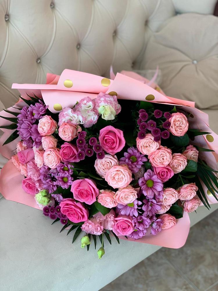 Букет цветов из: Хризантемы, Розы и Лизиантусы в Оранжереях