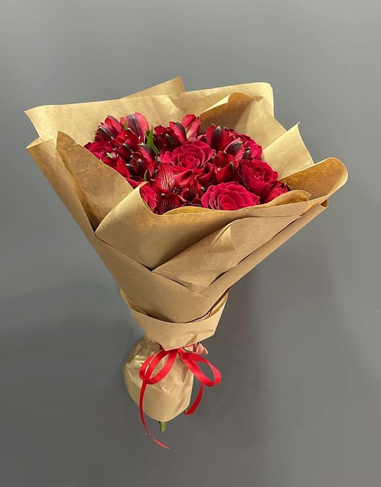 Букет цветов из: Альстромерии и Розы в Оранжереях