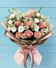 Букет цветов из:  Розы, Альстромерии и Лизиантусы в Оранжереях