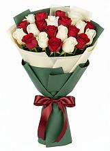 Букет Микс из красных и белых роз в Оранжереях