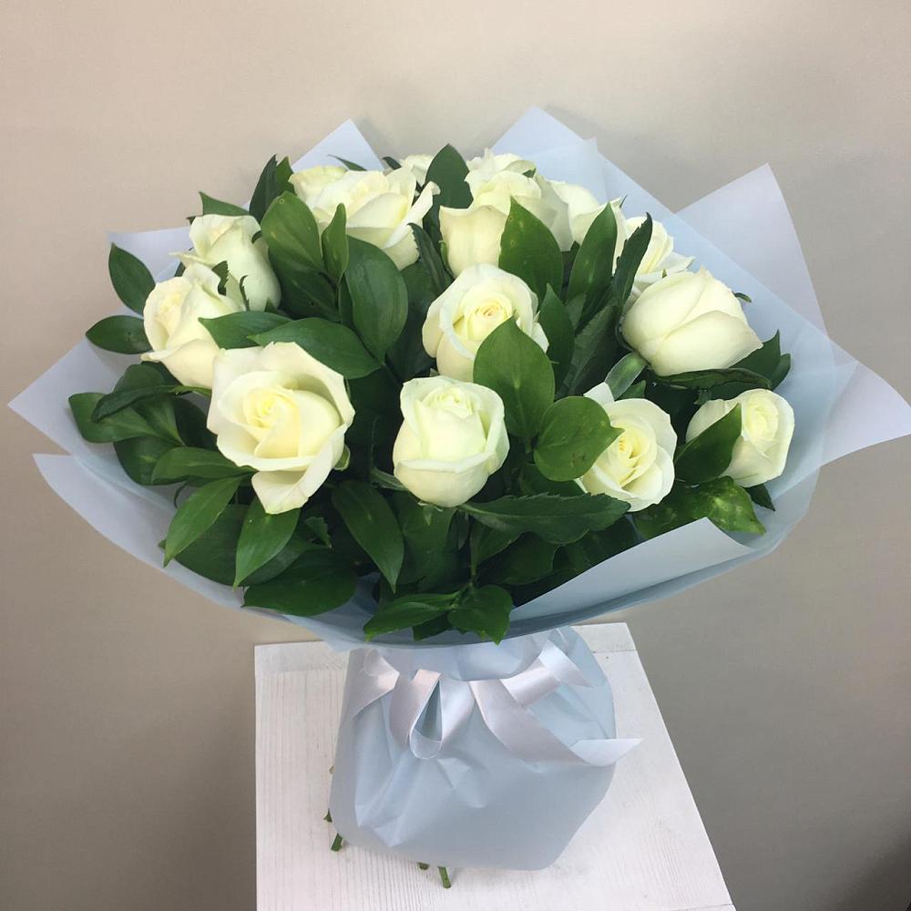 Букет 15 Белых роз Проуд в Оранжереях