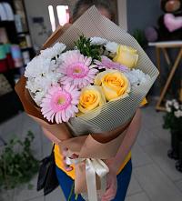 Букет цветов из:  Герберы, Розы и Хризантемы в Оранжереях