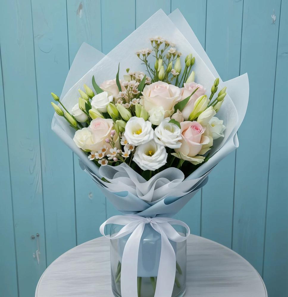 Букет цветов из: Розы и Лизиантусы в Оранжереях