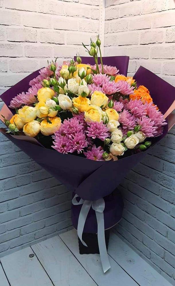 Букет цветов из: Хризантемы и Розы в Оранжереях