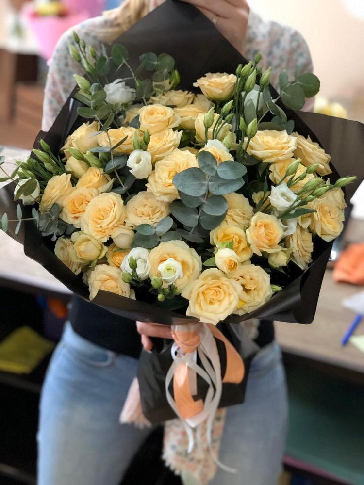 Букет цветов из: Розы и Лизиантусы в Оранжереях