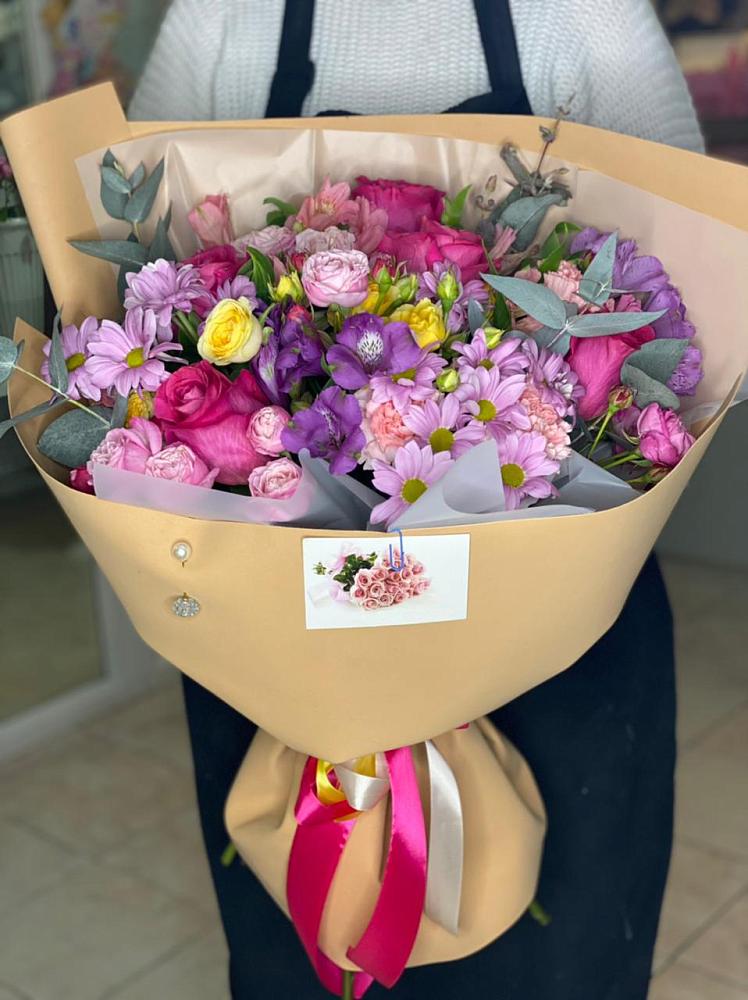 Букет цветов из: Хризантемы, Гвоздики и Альстромерии в Оранжереях