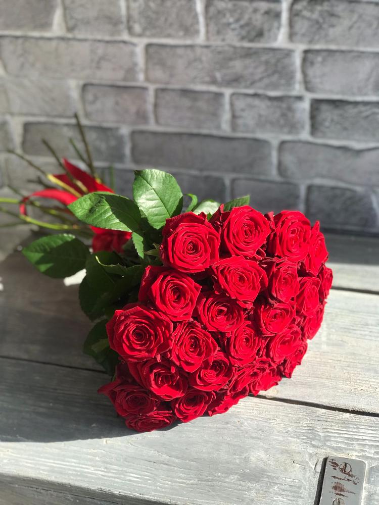 Букет Красные розы Фридом в Оранжереях