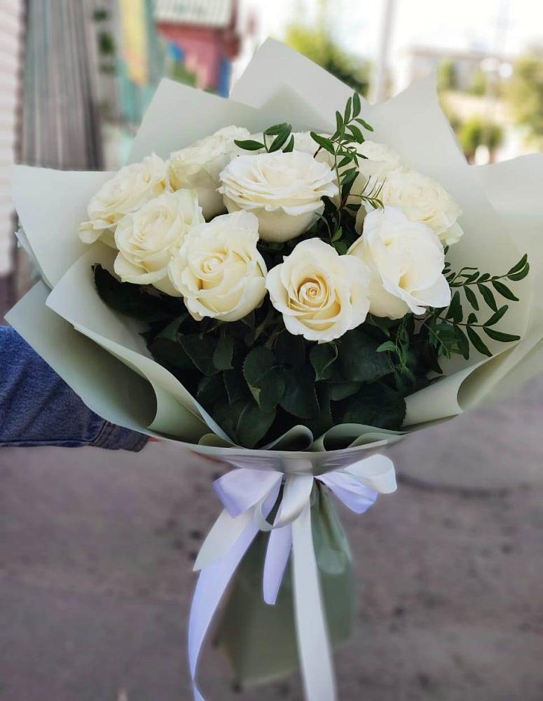 Букет Белые розы Проуд в Оранжереях