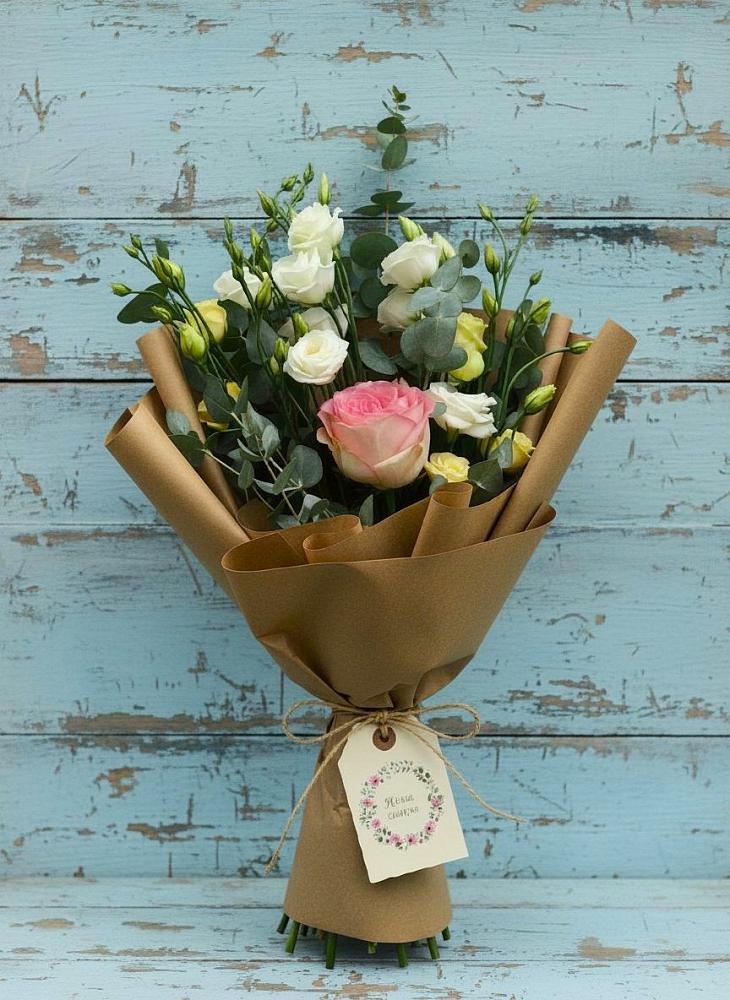 Букет цветов из: Розы и Лизиантусы в Оранжереях