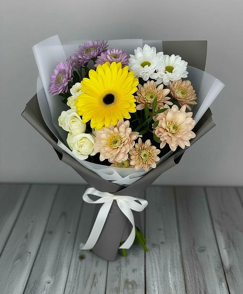 Букет цветов из: Розы, Герберы и Хризантемы в Оранжереях