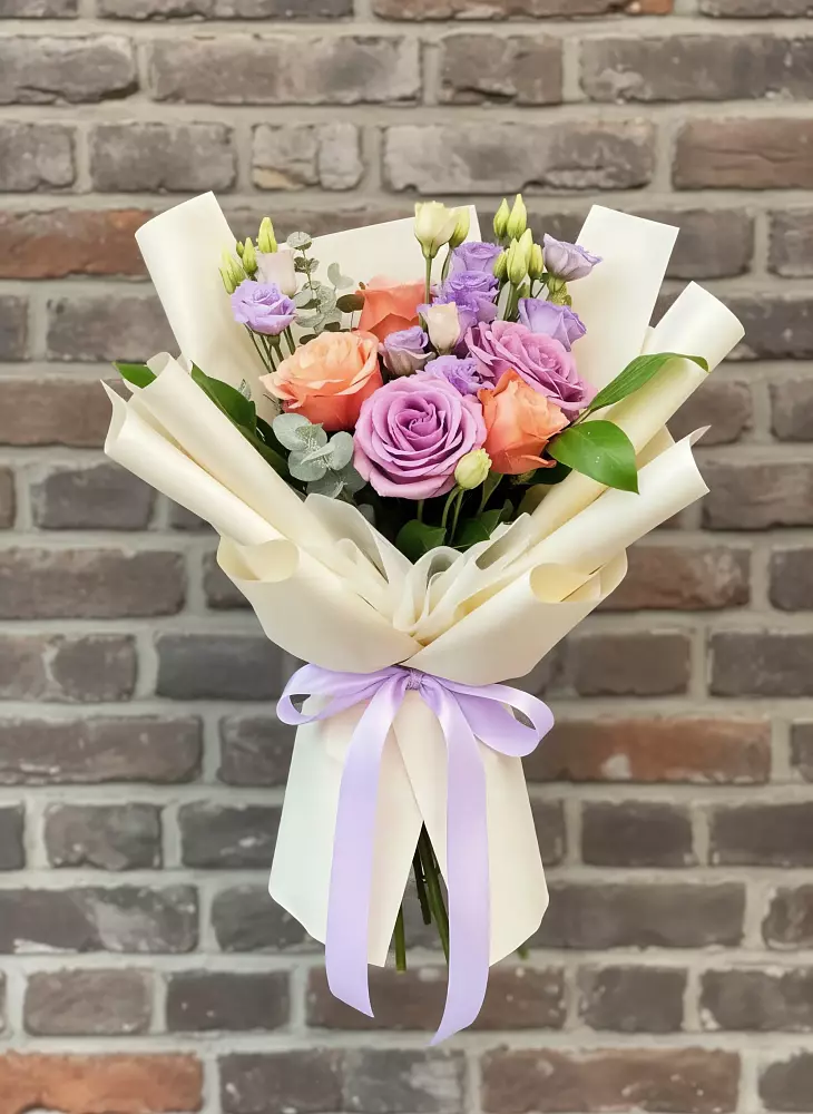 Букет цветов из: Лизиантусы и Розы в Оранжереях