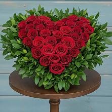 Цветочная композиция из Розы в виде сердца в Оранжереях