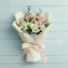 Букет цветов из:  Альстромерии в Оранжереях