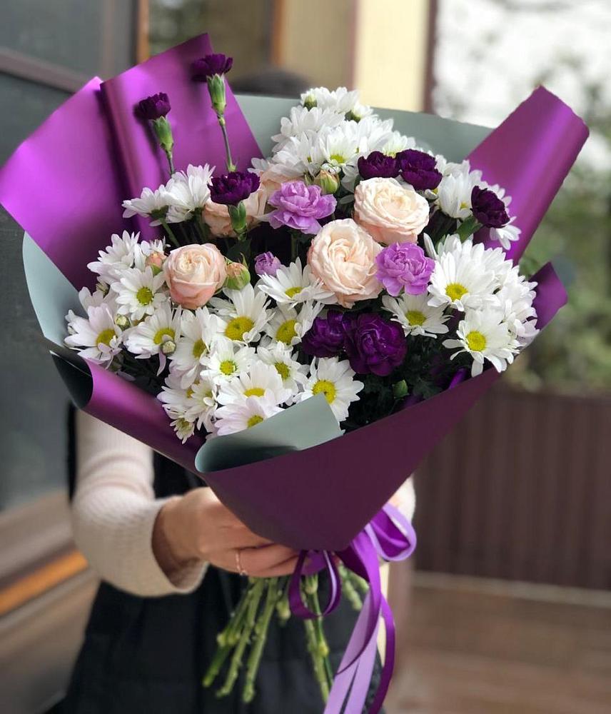 Букет цветов из: Хризантемы, Гвоздики и Розы в Оранжереях