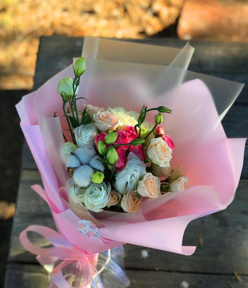 Букет цветов из: Розы и Лизиантусы в Оранжереях