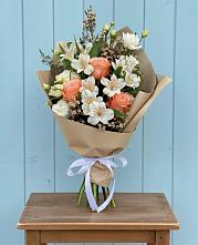 Букет цветов из:  Альстромерии, Лизиантусы, Розы и Хризантемы в Оранжереях