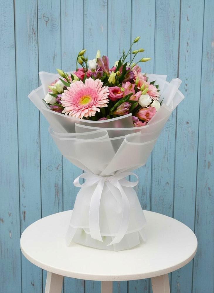 Букет цветов из: Герберы, Альстромерии и Лизиантусы в Оранжереях