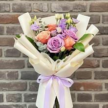 Букет цветов из:  Лизиантусы и Розы в Оранжереях