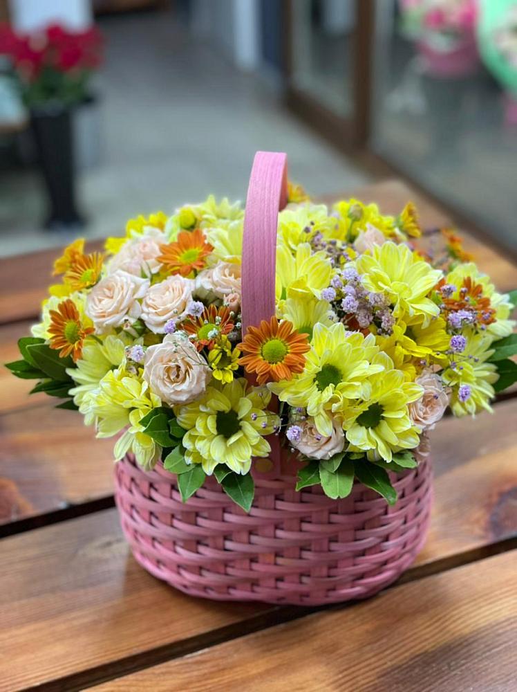 Цветочная композиция из Хризантемы и Розы в корзине в Оранжереях