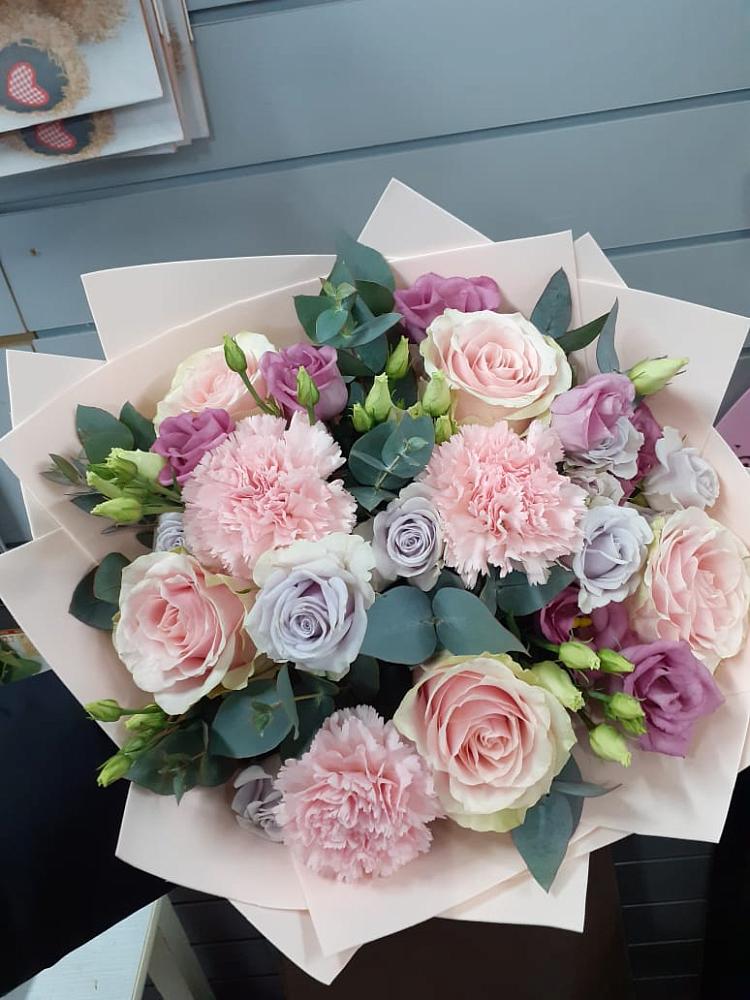 Букет цветов из: Розы, Гвоздики и Лизиантусы в Оранжереях