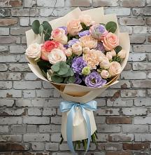 Букет цветов из:  Розы, Лизиантусы и Гвоздики в Оранжереях