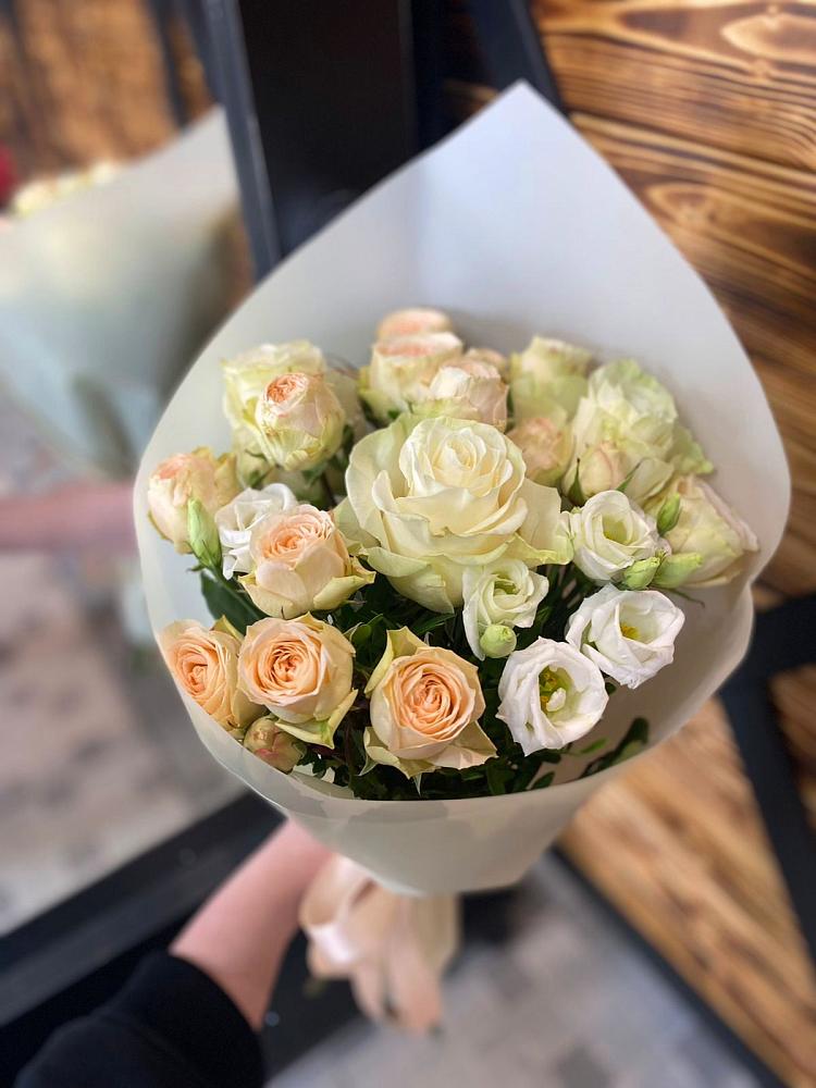 Букет цветов из: Розы и Лизиантусы в Оранжереях